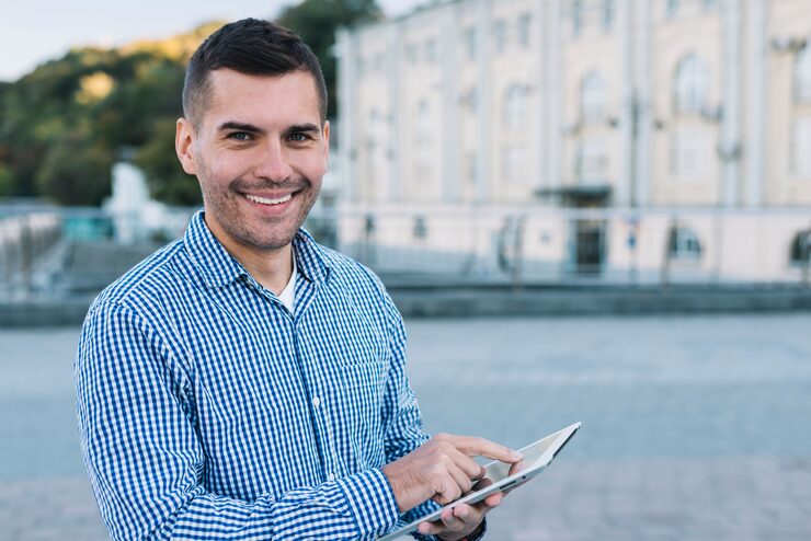 imgi 20 hombre moderno tableta entorno urbano 23 2147961619